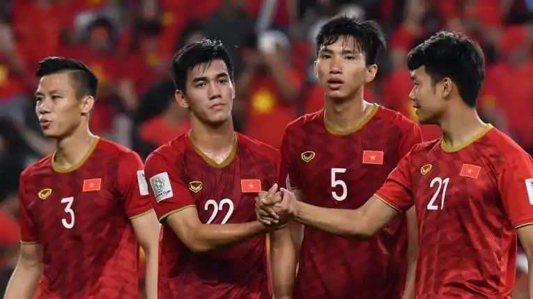 中国光大控股有限公司管理决策委员会委员及首席投资官潘颖，中国光大控股有限公司执行董事及首席执行官陈爽，Tang Media Partners创始人、董事长及首席执行官唐伟，Tang Media Partners美国及国际业务负责人、Global Road Entertainment董事长兼首席执行官Rob Friedman，腾讯集团副总裁、腾讯影业首席执行官程武，腾讯集团副总裁、企鹅影视首席执行官孙忠怀，红杉资本创始人沈南鹏（从左至右）中国和老挝于1961年4月25日建交